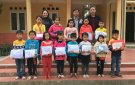 Trường Tiểu Học Minh Châu, Huyện Triệu Sơn Tặng quà cho học sinh nghèo vượt khó.